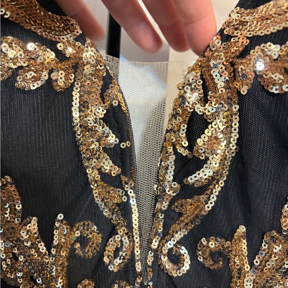 Jovani Black & Gold Sequin Plunging Neckline Fitted Gown Size 4 Prom Formal - Picture 7 of 11